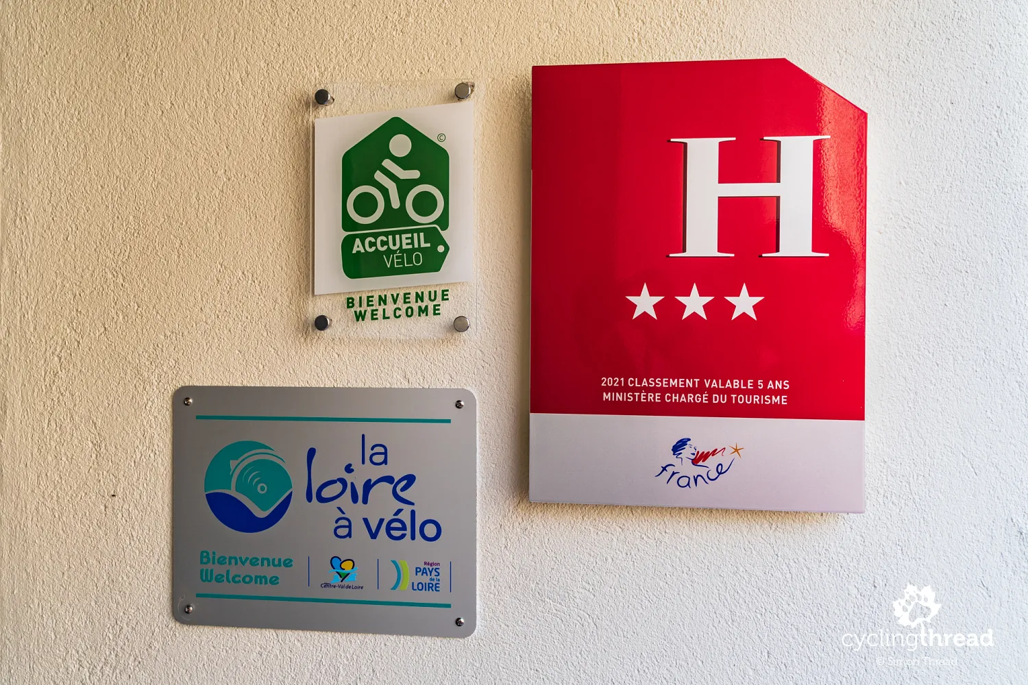 Accueil Vélo - sign at the entrance to a hotel